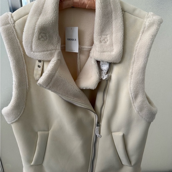 Forever 21 Jackets & Blazers - Forever 21 Women's faux shearling Vest NWT